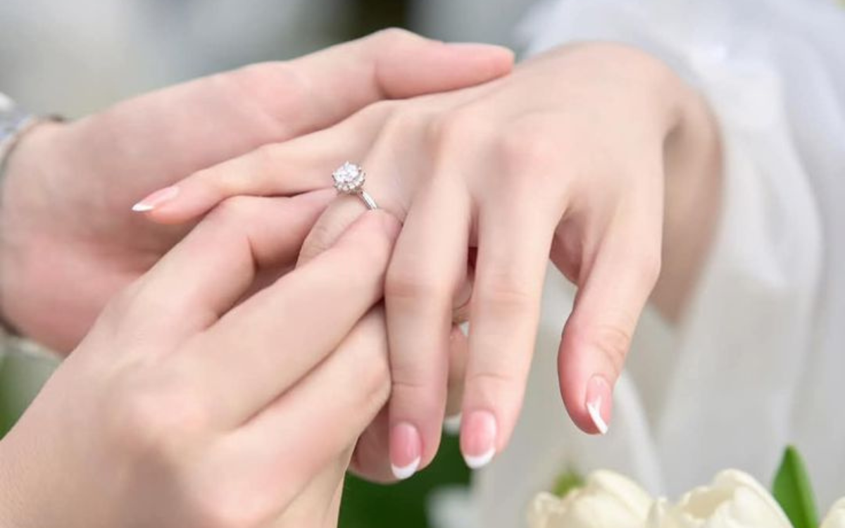 Nhẫn cầu hôn đeo ngón nào