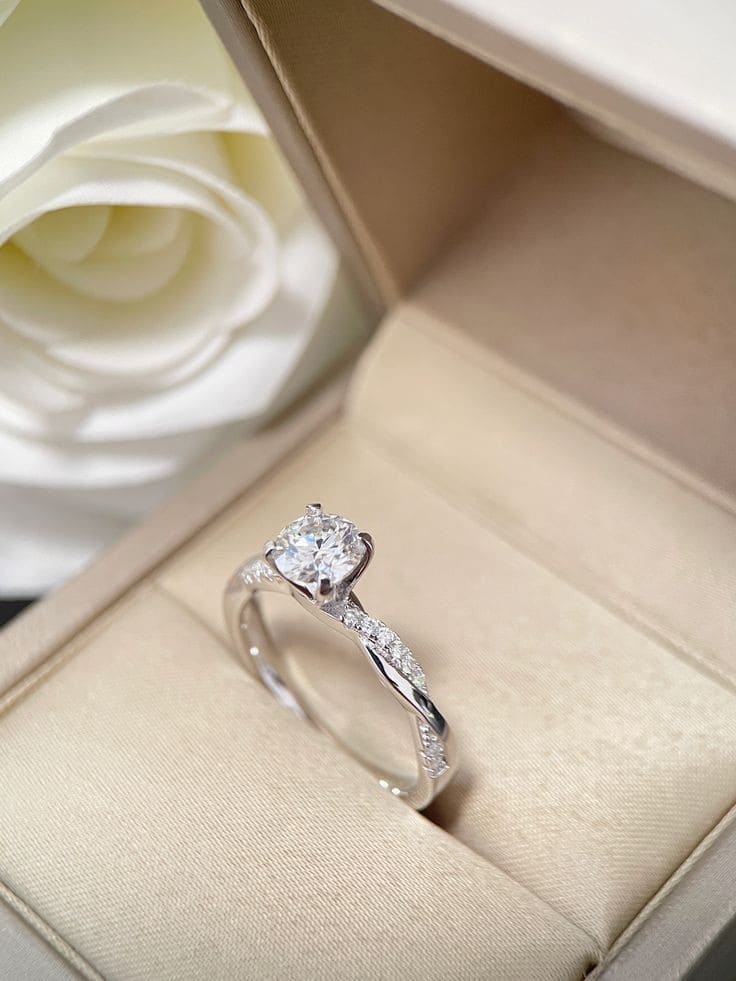 Nhẫn cầu hôn nên mua loại nào